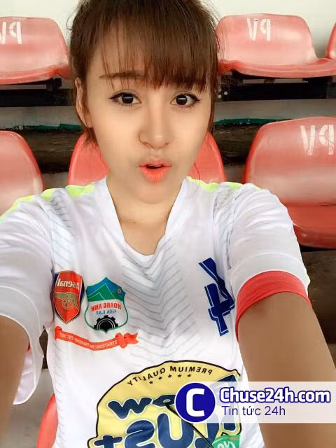 Hot girl Lê Thị Huyền Anh (Bà Tưng) cũng đã có mặt tại sân Pleiku để cổ vũ cho HAGL trong trận đại chiến với ĐKVĐ V.League 2014 là B.Bình Dương.