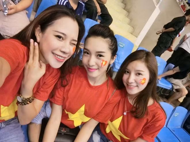 Tinh thần yêu bóng đá của các hot girl thu hút sự quan tâm của cộng đồng mạng.