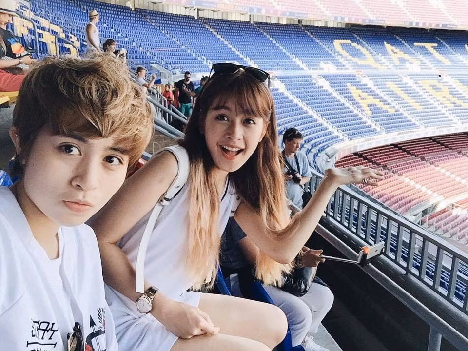 Mới đây trong chuyến du lịch của mình tại Tây Ban Nha, hot girl Chipu đã tham gia tour tham quan SVĐ Nou Camp của CLB đương kim vô địch UEFA Champions League 2014/2015 Barcelona. Ảnh: Instagram.
