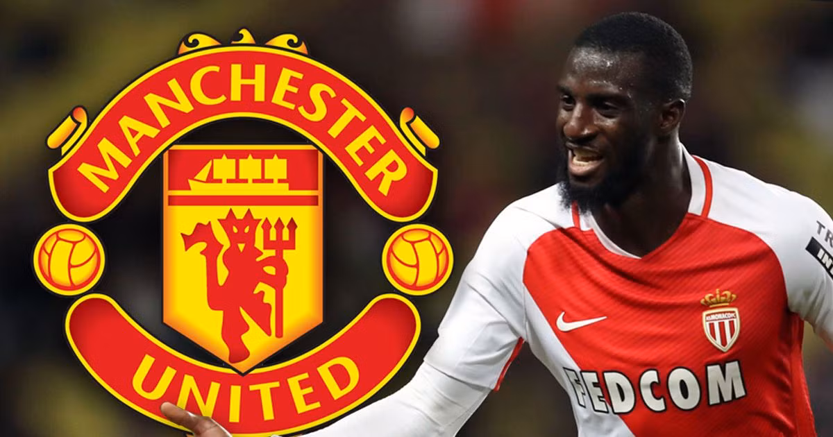 MU và Chelsea quyết đấu vì 'máy quét": Theo tờ Express, Chelsea là đội đang dẫn đầu cuộc đua giành tiền vệ Tiemoue Bakayoko. Nhưng MU vẫn âm thầm bám sát phía sau và sẵn sàng nẫng tay trên ‘máy quét’ này. Bởi Jose Mourinho đang xới tung châu Âu để tìm người đá cặp hiệu quả với Pogba đồng thời thay thế dài hạn cho lão tướng Michael Carrick.