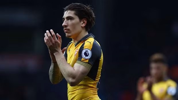 Bellerin đang 'xiêu lòng' trước Barcelona: Tin chuyển nhượng bóng đá mới nhất, Barcelona được cho là sẽ làm khuynh đảo thị thường chuyển nhượng Hè năm nay bằng một bản hợp đồng bom tấn với cái tên trưởng thành từ lò đào tạo La Masia – Hector Bellerin. Với việc thi đấu ấn tượng trong màu áo Arsenal, không khó hiểu khi Bellerin trở thành mục tiêu số 1 của nhà đương kim vô địch La Liga. Đích thân ngôi sao người Tây Ban Nha đã nhiều lần lên tiếng việc sẽ chuyển sang thi đấu cho Barca trong những buổi họp báo trước đây. Ảnh: Goal.com