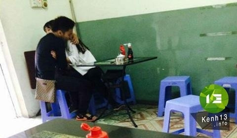 Trước đó, không ít lần các dân mạng đã bức xúc chia sẻ những bức ảnh hay đoạn clip ghi lại các cặp đôi diễn cảnh 18+ ngay quán ăn.