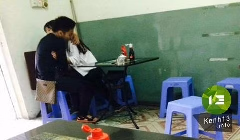 Trước đó, không ít lần các dân mạng đã bức xúc chia sẻ những bức ảnh hay đoạn clip ghi lại các cặp đôi diễn cảnh 18+ ngay quán ăn.