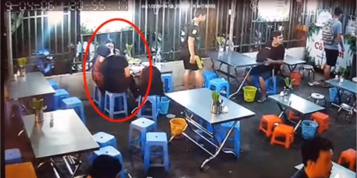 Cuối cùng, vì quá bức xúc với hành xử của cặp đôi nam nữ này, anh H. - người đàn ông xuất hiện trong clip đã lại gần, nhắc khéo họ thanh toán tiền bữa ăn và nhanh chóng rời khỏi quán để tránh gây phiền hà tới những vị khách khác.