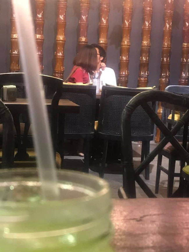 Bên cạnh đó, nhiều dân mạng cũng đặt dấu hỏi về "dây thần kinh" xấu hổ và cách hành xử thiếu chuẩn mực đạo đức của các cặp đôi ở địa điểm công cộng.