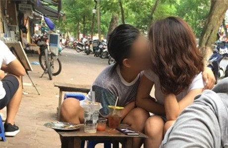 Còn nickname T.C thì cho biết: "Các bạn trẻ ngày này dường như không có giới hạn trong việc thể hiện tình cảm nơi công cộng nữa. Xem clip mà thấy thực sự bức xúc".