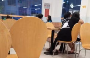 Giữa những nơi công cộng như quán ăn, quán cafe, nhà sách hay sân bay, các bạn trẻ dù là đang yêu nhau rất mặn nồng nên biết cách tiết chế để không trở thành lố bịch trong mắt người khác.