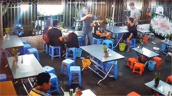 Câu chuyện về cặp đôi ôm hôn giữa quán ăn được ghi lại bởi nickname Trần Việt H. Thành viên này đã chia sẻ dòng trạng thái rằng: "Đã nhắc khéo 2 bạn rồi, nhưng đỉnh điểm là khi mình ra tính tiền, các bạn còn hành xử như vậy, mình không đi xin của các bạn, không phải trầu trực để nhận tiền của các bạn, cầm bill trên tay rồi vẫn vô tư quay vô hôn nhau, mặc mình đứng sau đợi..."