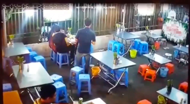 Mới đây trên MXH, đoạn clip ghi lại cảnh cặp đôi diễn cảnh nóng giữa quán ăn. Trong suốt thời gian có mặt tại quán, cặp nam nữ thể hiện cử chỉ âu yếm, tình cảm, bất chất xung quanh có rất nhiều người khác ở mọi lứa tuổi.