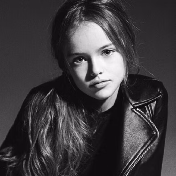 Với đôi mắt xanh trong veo, khuôn mặt ưa nhìn, mái tóc mây bồng bềnh và làn da trắng mịn màng, Kristina Pimenova chiếm trọn tình cảm của những người ngắm nhìn cô.