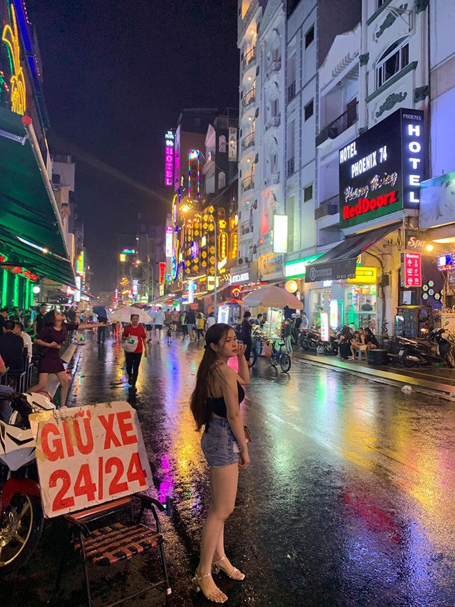 Đả kích tiếp nối đả kích, vậy là Ánh quyết tâm thay đổi. Cụ thể, cô bạn này chia sẻ: "Mình bắt đầu nhịn ăn và ép bản thân đủ cách hết. Mình cũng có sử dụng thực phẩm chức năng hỗ trợ nữa dù biết là nó không tốt. Tuy không có thời gian tập gym nhưng may cái là nhà mình từng mở quán ăn nên mình phải phụ nhiều, vì thế mà gầy đi kha khá".