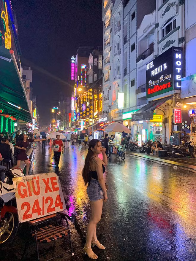 Đả kích tiếp nối đả kích, vậy là Ánh quyết tâm thay đổi. Cụ thể, cô bạn này chia sẻ: "Mình bắt đầu nhịn ăn và ép bản thân đủ cách hết. Mình cũng có sử dụng thực phẩm chức năng hỗ trợ nữa dù biết là nó không tốt. Tuy không có thời gian tập gym nhưng may cái là nhà mình từng mở quán ăn nên mình phải phụ nhiều, vì thế mà gầy đi kha khá".