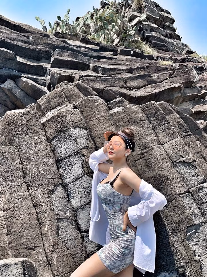 Thay vì vẻ đẹp "tiên đồng ngọc nữ", khuôn mặt V - line không tì vết như thời mới nổi tiếng thì đôi má Trâm Anh phúng phính, thân hình có phần đầy đặn hơn trước.