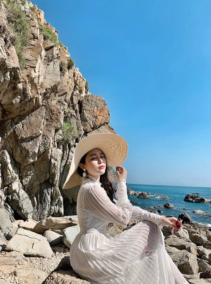 Đáp trả lại những lời thị phi của dư luận, mới đây Trâm Anh tung bộ ảnh quyến rũ khoe vòng 3 đầy đặn tại đảo Kỳ Co, Quy Nhơn.