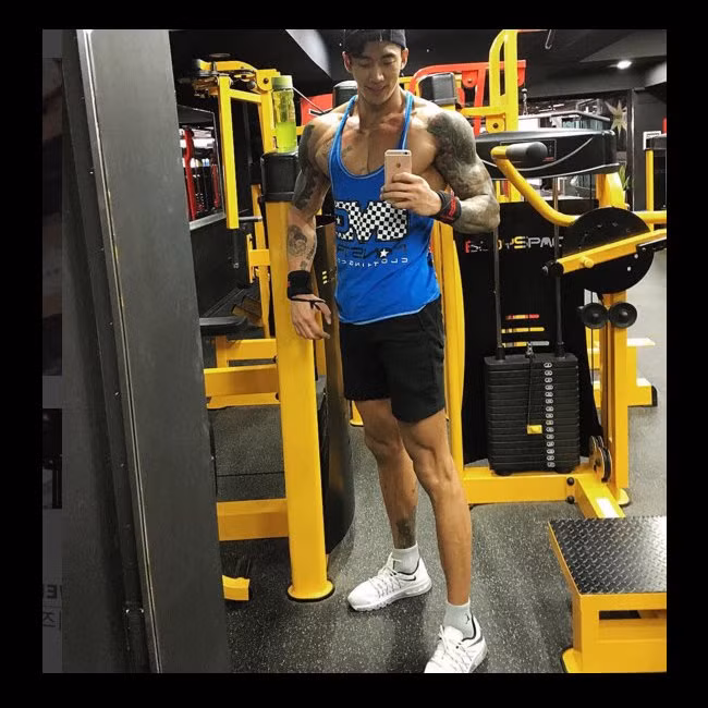 Suốt thời gian trường kì để có được thân hình đẹp, chàng Hyun Ho Ku không chỉ tập gym mà còn tham gia khá nhiều các môn thể thao như: đạp xe, lướt ván, lặn.