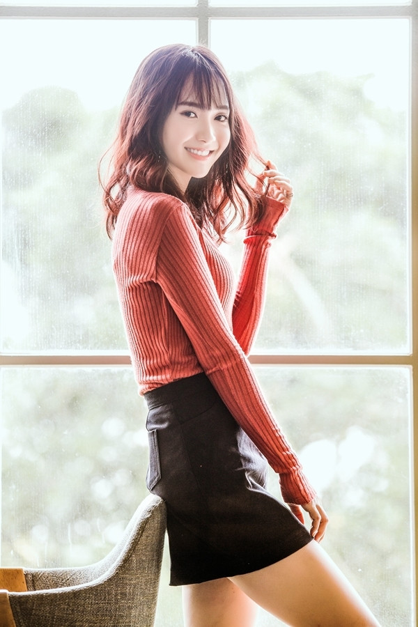 Jang Mi sau một năm gặp lại xinh đẹp muôn phần. Cô nàng sở hữu gương mặt xinh hoàn hảo, lối trang điểm nhẹ nhàng tôn đường nét thanh tú sẵn có.