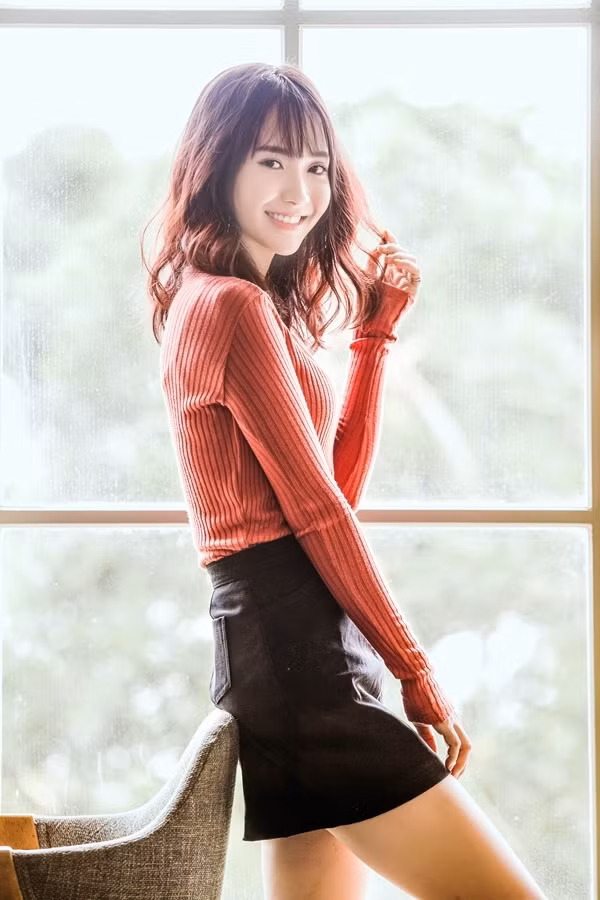 Jang Mi sau một năm gặp lại xinh đẹp muôn phần. Cô nàng sở hữu gương mặt xinh hoàn hảo, lối trang điểm nhẹ nhàng tôn đường nét thanh tú sẵn có.