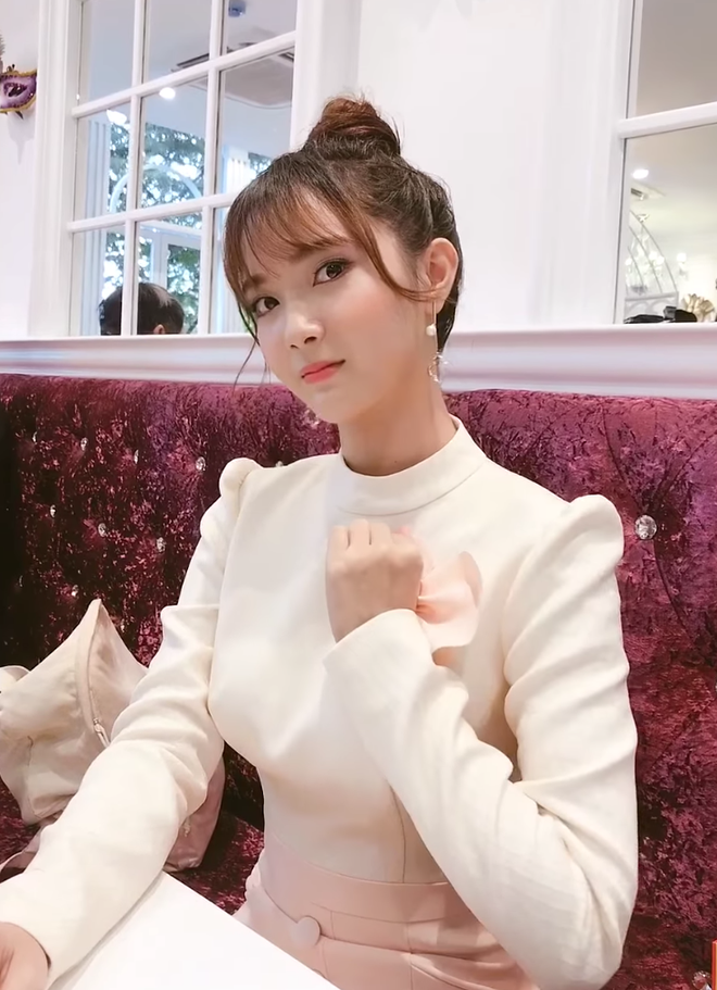 Jang Mi sinh năm 1996 đến từ Cà Mau sở hữu giọng hát bolero ngọt lịm và gương mặt chuẩn xinh này từng là một hiện tượng MXH đình đám cách đây 2 năm..