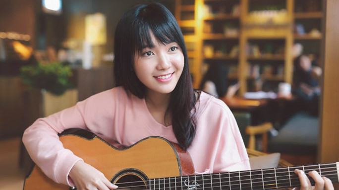 Jang Mi gây ấn tượng với hình ảnh ôm đàn ngồi hát. Đây cũng chính là góc hình giúp cô bạn làm nên danh tiếng của mình.