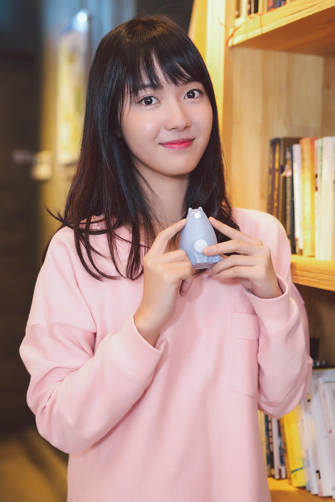 Với vóc dáng thon gọn và trung thành với style nữ tính Jang Mi dễ dàng khiến các chàng trai tự nguyện "đổ" khi ngắm nhìn loạt biểu cảm dễ thương mỗi phút mỗi giây của mình.