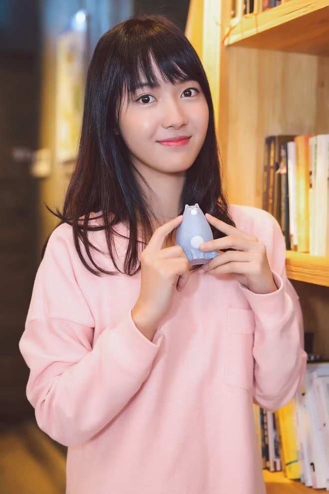 Với vóc dáng thon gọn và trung thành với style nữ tính Jang Mi dễ dàng khiến các chàng trai tự nguyện "đổ" khi ngắm nhìn loạt biểu cảm dễ thương mỗi phút mỗi giây của mình.