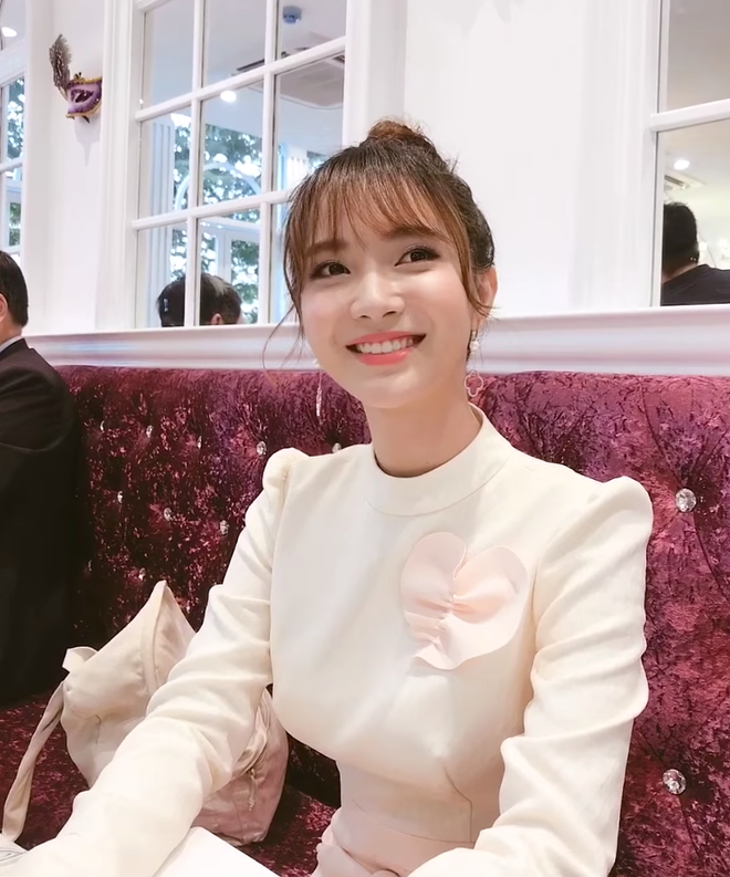 Jang Mi là " thánh nữ bolero" từng khiến nhiều dân mạng "chết đứng" bởi giọng hát hay, thần thái đẹp và gương mặt khả ái. Tuy nhiên, sau hơn 2 năm nổi tiếng, cô bạn 9X này bỗng im hơi lặng tiếng khiến nhiều người tò mò.