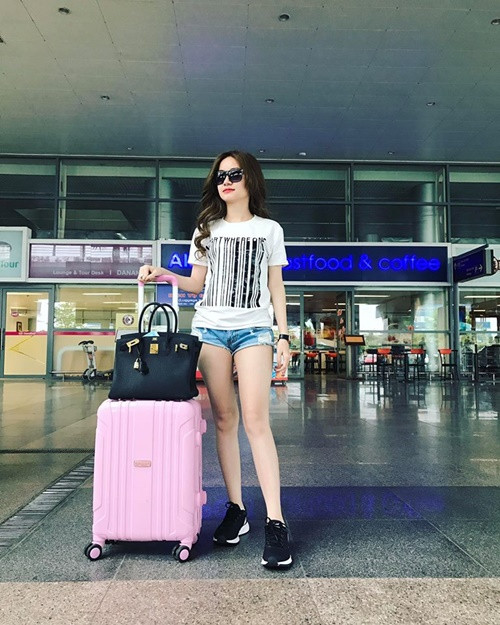 Theo tìm hiểu, cô gái xuất hiện trong clip đó là V.T.N.H - cô gái sinh năm 1995 hiện đang làm việc và sinh sống tại Sài Gòn. N.H hiện đang kinh doanh mỹ phẩm online, cô là chủ của một hãng kem dưỡng da tại Sài Gòn, phân phối ở nhiều tỉnh thành.