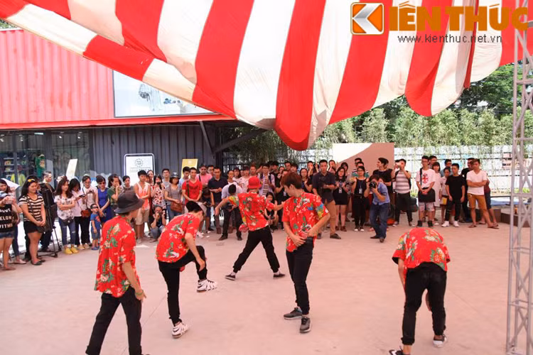 Creative City chia ra làm hai khu riêng biệt đó là khoảng không ngoài trời với tên "quảng trường sáng tạo", được trang trí bằng những chiếc thùng container.