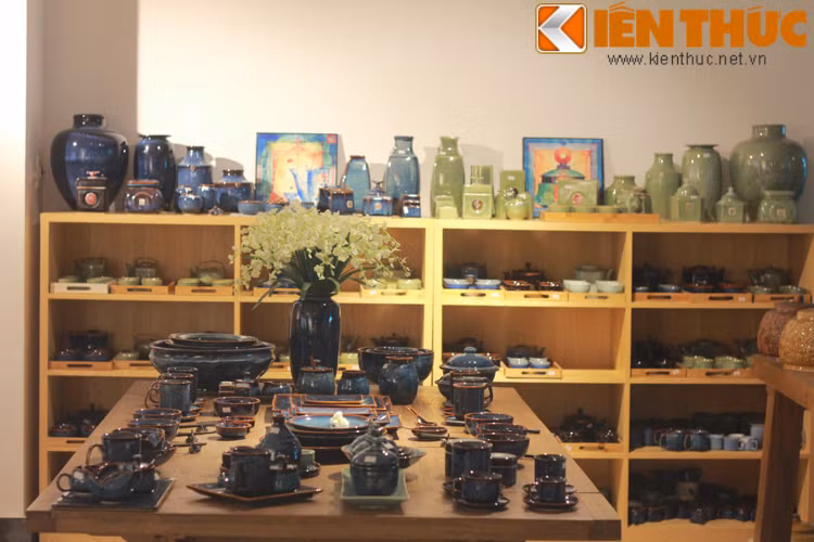 Một gian hàng bán gốm sứ Nhật Bản tại Creative City.