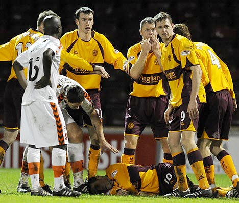 Phil O'Donnell là cầu thủ người Anh, anh cũng là một cầu thủ chết trên sân do mắc chứng bệnh huyết áp cao. Cầu thủ này từ trần ngày 29/12/2007 trong một trận đấu tại giải hạng hai.