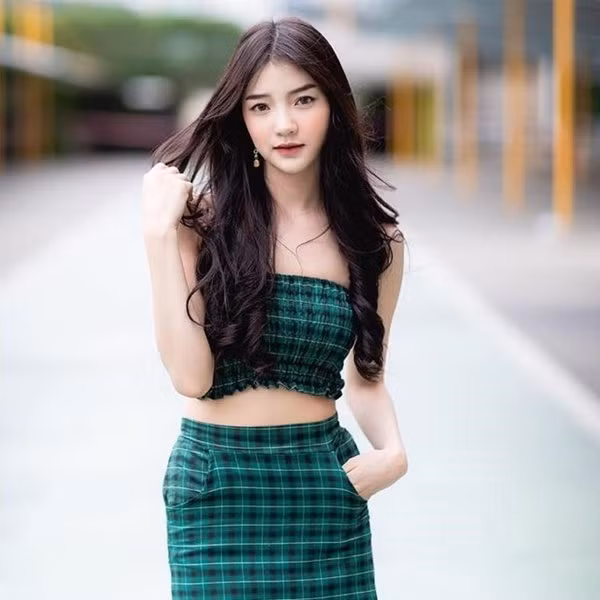 Thân hình nuột nà, gương mặt ưa nhìn, Anun trở thành gương mặt của nhiều hãng thời trang.