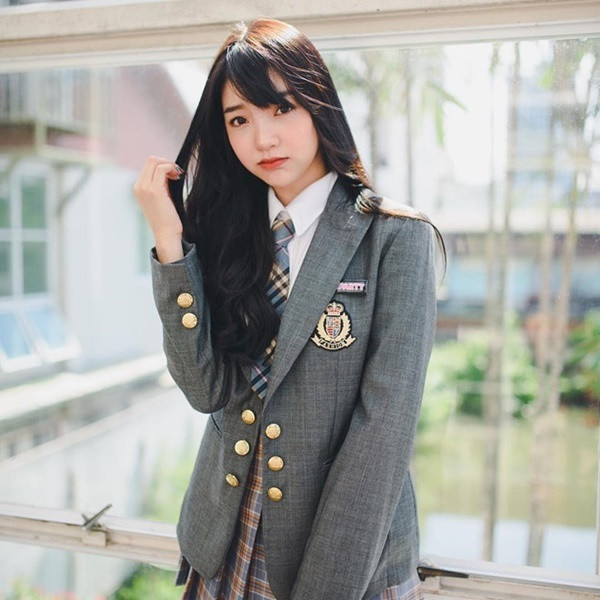 Từ phong cách ngây thơ hồn nhiên của học sinh cho tới những bộ ảnh thời trang, Anun được mệnh danh xinh hết phần người khác.