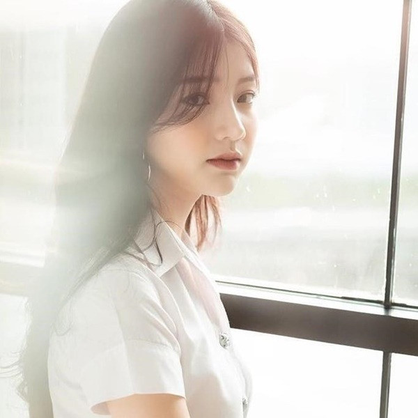 Thân hình nhỏ nhắn, làn da trắng ngần và khuôn mặt với những nét đẹp dịu dàng khiến Anun dễ dàng có được cảm tình của người đối diện, đặc biệt trong những bộ đồng phục.