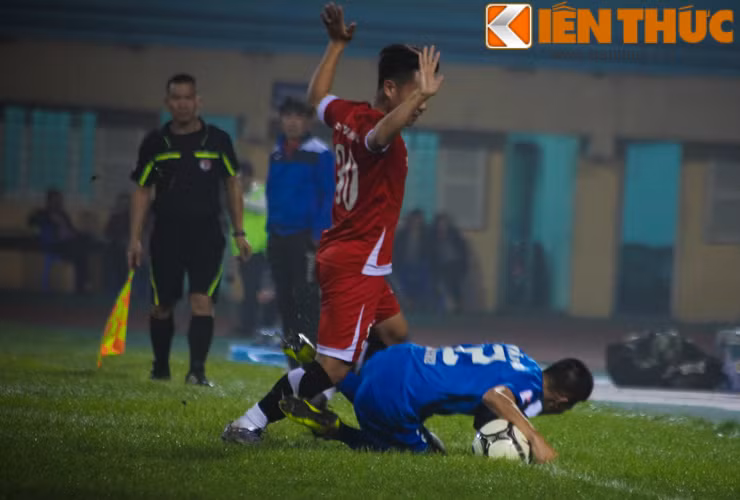 Sau khi chịu bàn thua một cách chóng vánh, CLB Than Quảng Ninh bắt đầu dồn lên để áp đặt lại thế trận.