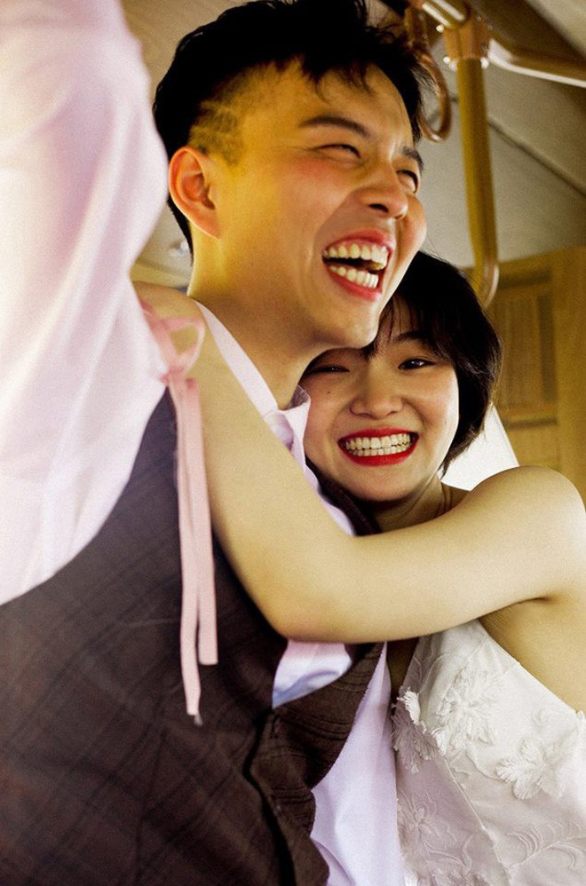 Thành công của những bộ ảnh cưới không chỉ từ bối cảnh đẹp, trang phục đẹp hay bố cục hợp lý mà phải đến từ việc người xem muốn cưới ngay lập tức như bộ ảnh mới đây của cô dâu được dân mạng mệnh danh là có nụ cười "bùa yêu".