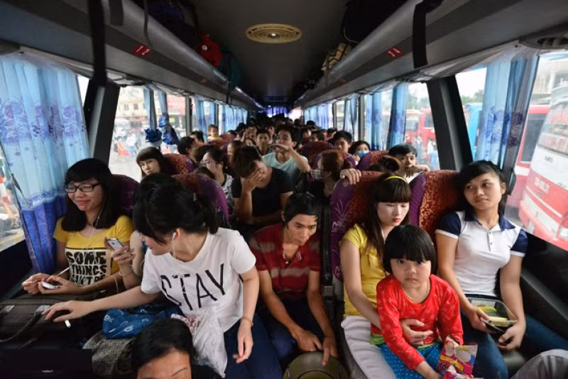 Trong những chuyến xe đường dài, kể cả ngồi cứng hay giường nằm không thiếu cảnh những người ngồi tràn lan ra phần hành lang đi lại giữa xe.