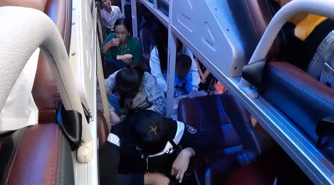 Mới đây, trên fanpage nhiều dân mạng đã đăng tải những bức ảnh chụp lại cảnh những chiếc xe khách nhồi nhét khách rất khủng khiếp khiến nhiều người xem không khỏi ám ảnh.