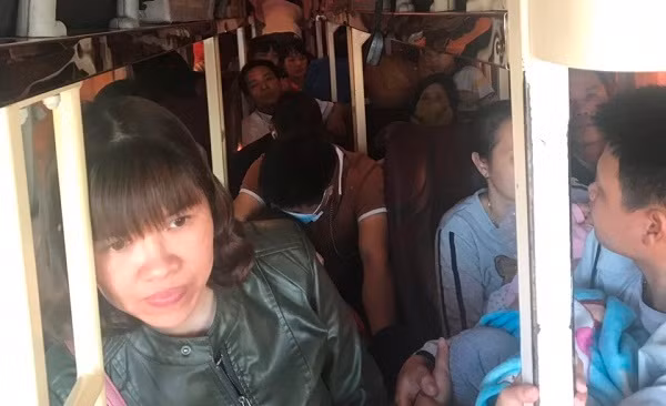 "Nhiều tài xế và nhà xe quá tham lam, không màng đến tính mạng, sự an toàn của hành khách nên mới bất chấp nhồi nhét khách thế này. Cần chia sẻ để cơ quan chức năng thấy được tình trạng này mà có chế tài xử lý nghiêm. Thực sự rất nguy hiểm", nickname P.K bày tỏ.