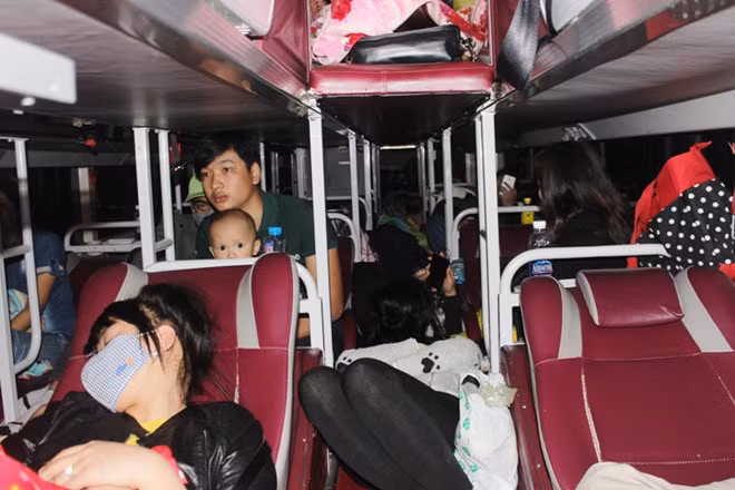 Theo đó, nickname H.A chia sẻ: "Sợ quá, giờ xe cộ cũng nhiều rồi mà vẫn xuất hiện tình trạng này nhỉ? Nhìn khó thở quá, Tết năm nay nóng nữa. Nhìn cảnh này sợ về quê quá".