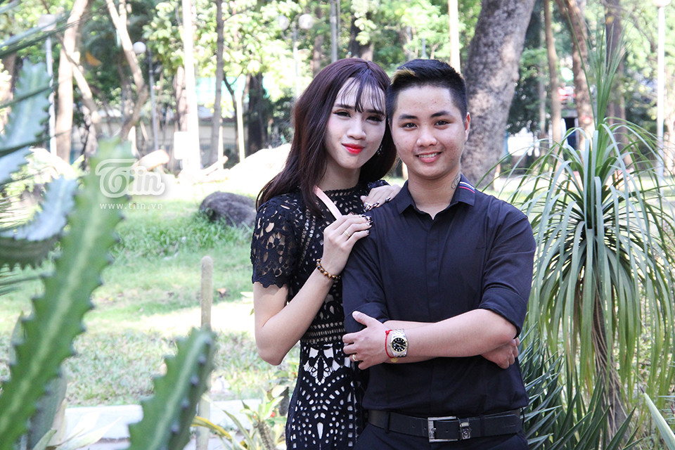 Cặp đôi chuyển giới yêu và cưới vỏn vẹn trong 20 ngày. Gia đình 2 bên trước đó đã chấp nhận giới tính của con mình nên khi đôi trẻ đưa ra ý định kết hôn, bố mẹ không phản đối.