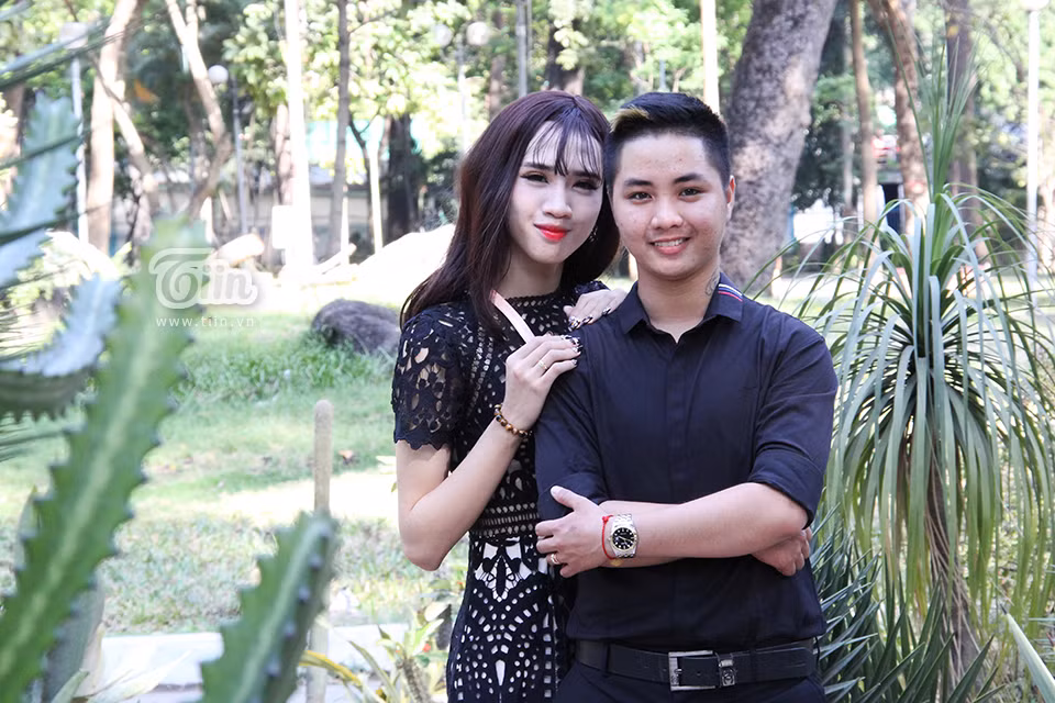 Cặp đôi chuyển giới yêu và cưới vỏn vẹn trong 20 ngày. Gia đình 2 bên trước đó đã chấp nhận giới tính của con mình nên khi đôi trẻ đưa ra ý định kết hôn, bố mẹ không phản đối.