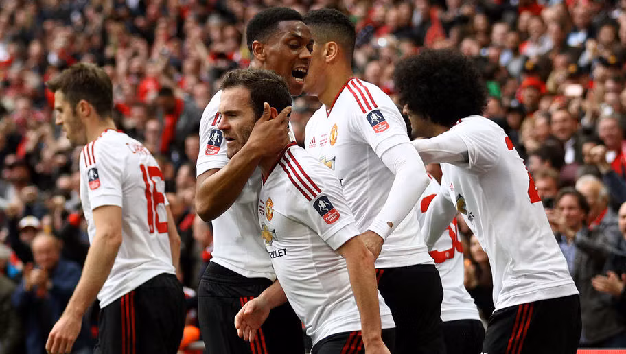 Đi tìm lại vinh quang trong quá khứ, Man United đã mạnh tay chi ra để đưa những ngôi sao về với sân Old Trafford và giá trị của đội hình của họ đã lên tới 399,5 triệu bảng