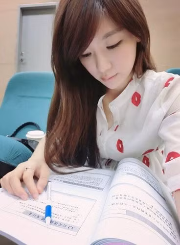 Những hình ảnh của nữ y tá gợi cảm, xinh đẹp được dân mạng lan truyền suốt từ giữa tháng 9 vừa qua. Thông tin cá nhân về cô cũng dần được hé lộ. Theo đó, nữ y tá hot girl tên là Queena Lee, hiện đang sống tại thành phố Đài Bắc, Đài Loan, Trung Quốc.