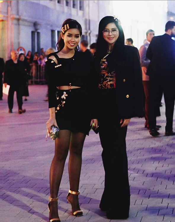 So với show Versace vừa diễn ra trước đó, thì lần này bà Thủy Tiên đã "ăn gian" tuổi thành công, lựa chọn trang phục giúp tôn lên ngoại hình của mình, ton sur ton với con gái.