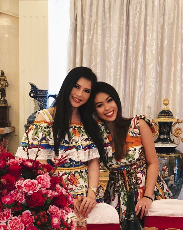 Cư dân mạng còn để ý một điều thú vị là cặp em và mẹ chồng Tăng Thanh Hà thường xuyên mặc đồ giống nhau, đồng điệu từ kiểu cách cho đến màu sắc.