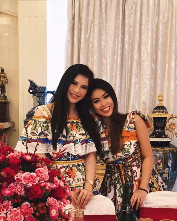 Cư dân mạng còn để ý một điều thú vị là cặp em và mẹ chồng Tăng Thanh Hà thường xuyên mặc đồ giống nhau, đồng điệu từ kiểu cách cho đến màu sắc.