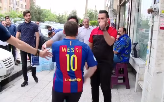 Cách cải trang thành Messi để xuất hiện giúp Parastesh kiếm được rất nhiều tiền và giới truyền thông tại Iran cũng như trên thế giới bắt đầu chú ý tới anh. Thậm chí còn có hẳn một công ty thể thao mời chàng sinh viên 25 tuổi này đóng clip quảng cáo giả dạng làm siêu sao người Argentina.