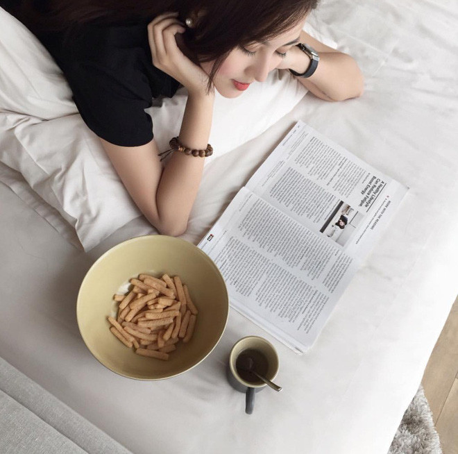 Instagram của Hà Lade Tây hẳn lên nhờ những bức ảnh tạo dáng trên giường.