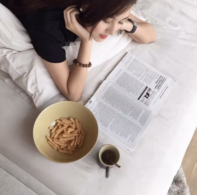 Instagram của Hà Lade Tây hẳn lên nhờ những bức ảnh tạo dáng trên giường.