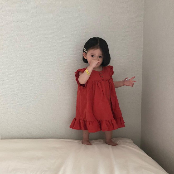 Không rõ Ainini bao nhiêu tuổi chỉ biết cô bé Hàn Quốc này cực dạn dĩ trước ống kính và thường xuyên làm người mẫu ảnh cho mẹ bán hàng quần áo trẻ em online.